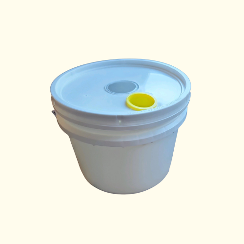 1 Gallon Feeder Pail with lid for beekeeping, food-grade plastic, easy bee feeding.