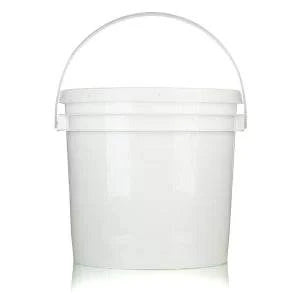 7 kg food-grade honey bucket with lid for safe storage and transport.