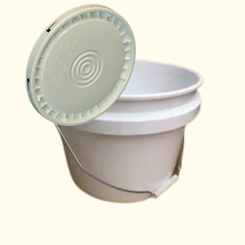 Honey container with lid and handle, 15 kg capacity, food safe plastic.